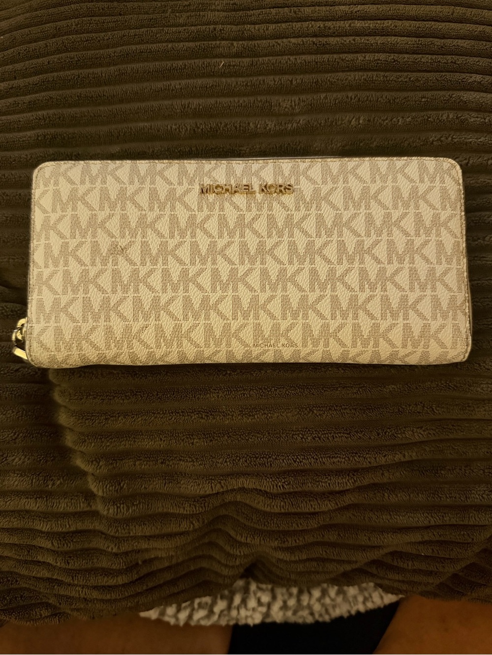 Michael Kors Signature Zip-Around Wallet - Ivory/Gold Logo